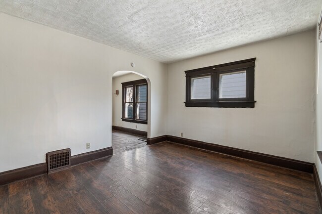 Building Photo - 499 Scheck St