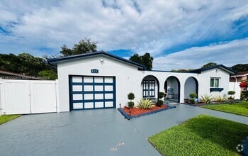Building Photo - 831 SW 49th Terrace