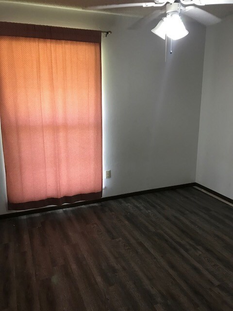 Building Photo - 202 Village Ln