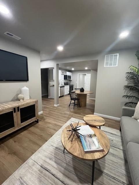 Building Photo - Charming downstairs apartment in Cedar Cit...