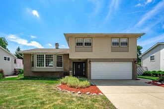 Building Photo - 1105 E Alder Ln