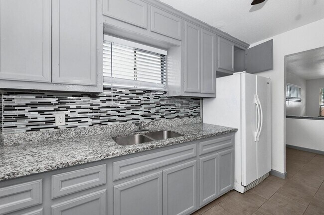 Building Photo - HALF OFF 1ST MONTHS RENT & NO DEPOSIT! SPR...