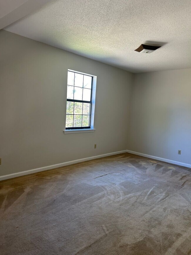 Building Photo - 404 Alice Dr