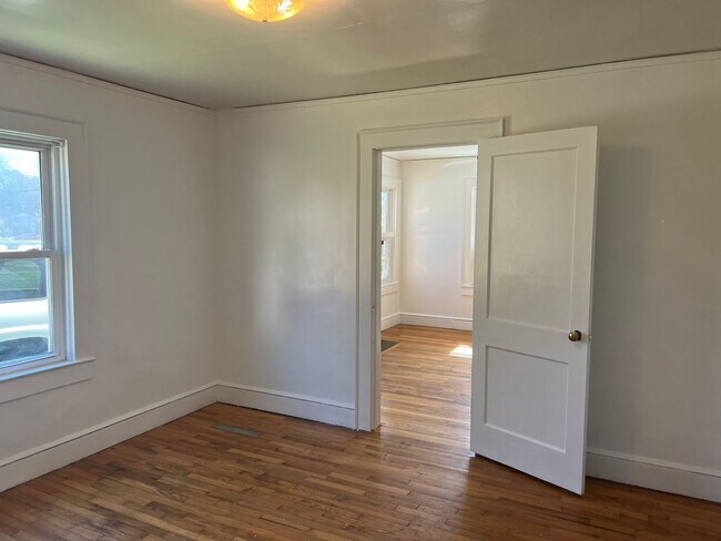 Building Photo - 3 bedroom 1 bath house available now