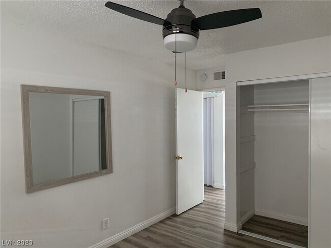 Foto del edificio - 1613 E Constantine Ave