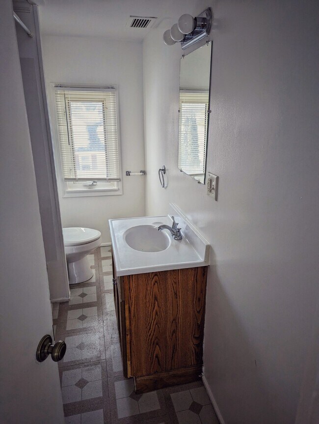 Building Photo - 301 Elm St
