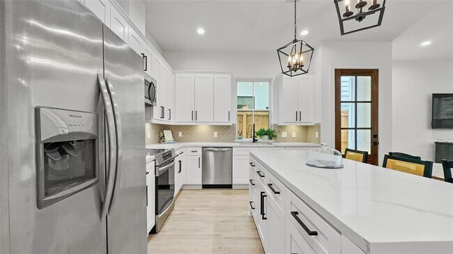 Foto del edificio - 6423 Highland Pine Ln