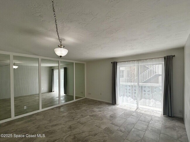 Building Photo - 223 Columbia Dr