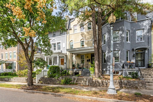 Building Photo - 727 Quebec Place NW