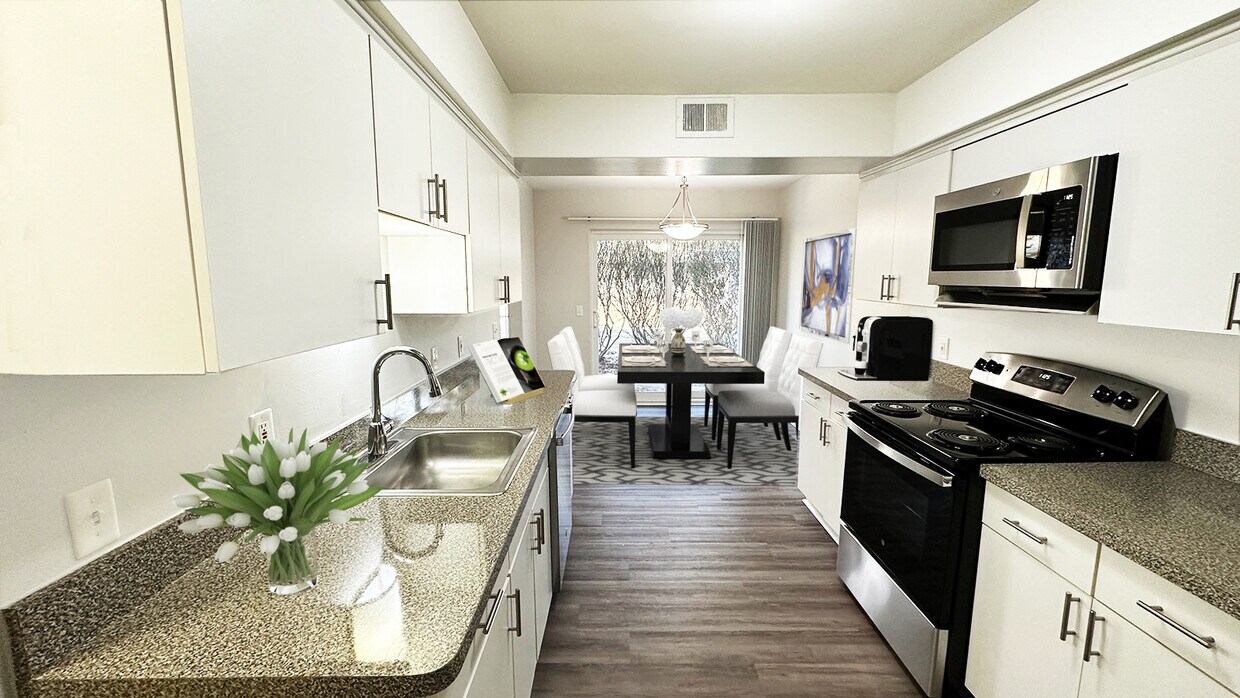 Cocina grande y completa con gabinetes modernos blancos. - Foxpointe Townhomes