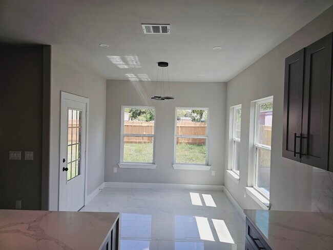 Building Photo - 615 Lettie St