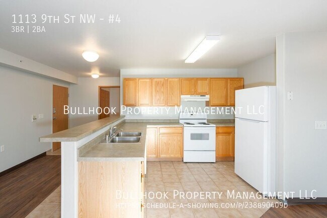 Building Photo - 3 bedroom, 1-1/2 bath main floor apartment...