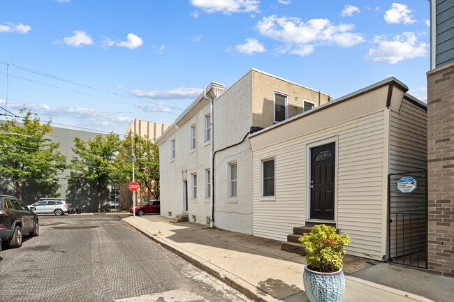 Building Photo - 2623 Sepviva St