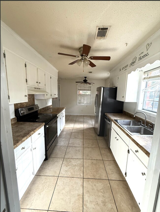 Foto del edificio - 3 bedroom 2 bath home located in quiet neighborhood