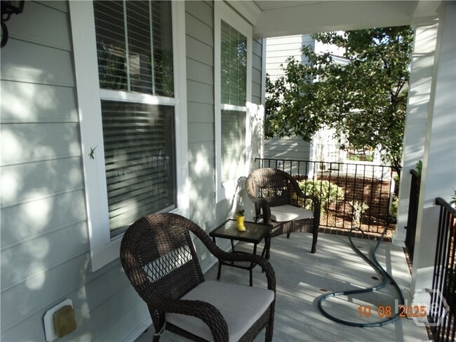 Building Photo - 323 Lakeview Dr