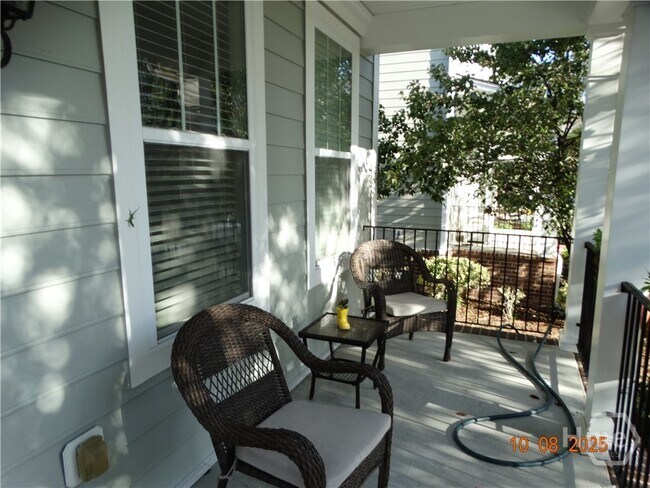 Foto del edificio - 323 Lakeview Dr