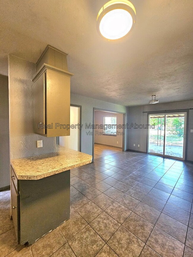 Building Photo - 308 S Hickory Pl