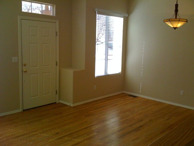 Building Photo - Central location! 2BR/2.5Ba/2C townhome ne...