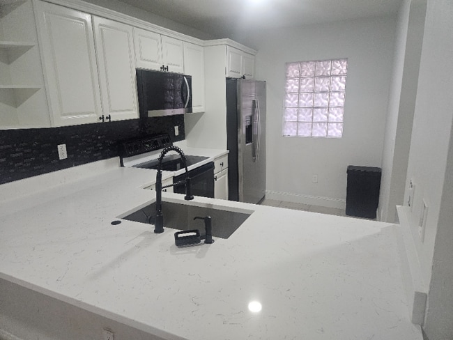 Foto del edificio - 3732 SW 7th Pl