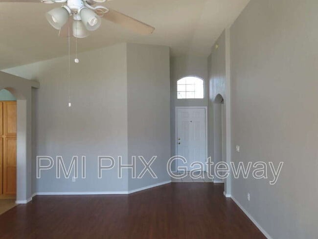 Foto del edificio - 1331 W Butler Dr