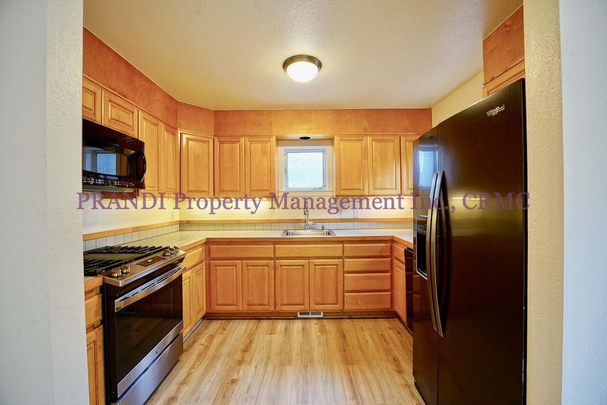 Foto principal - Wood burning fireplace in this updated 2 b...