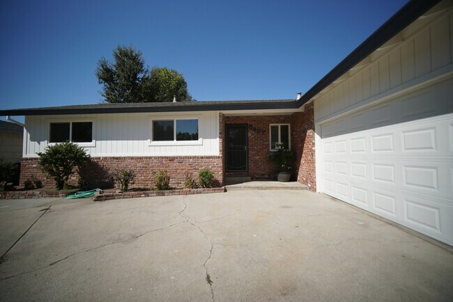 Foto del edificio - Beautifully remodeled 3 bedroom, 2 bathroo...