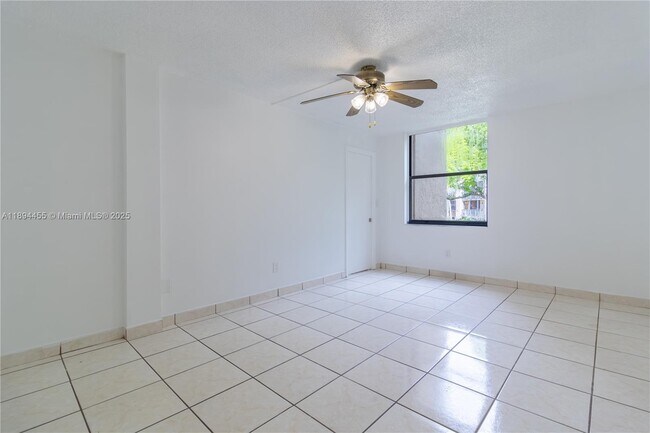 Building Photo - 14611 N Kendall Dr