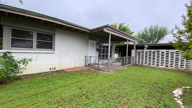 Building Photo - AVAILABLE NOW 2 BEDROOM 1 BATH DUPLEX IN R...