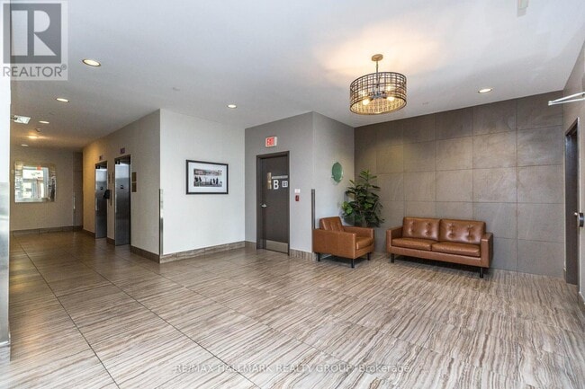 Photo du bâtiment - 100 Champagne Ave S