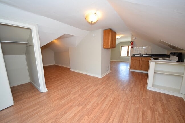 Foto del edificio - 1 Bedroom, 1 Bathroom Upstairs apartment n...