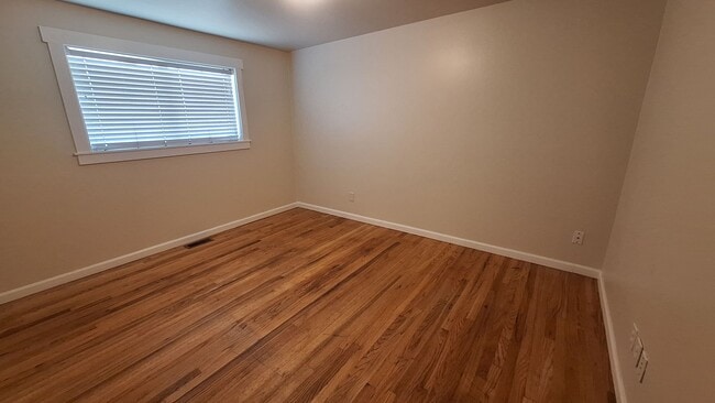 Foto del edificio - Brand new paint & move in ready 3 bed 1 ba...