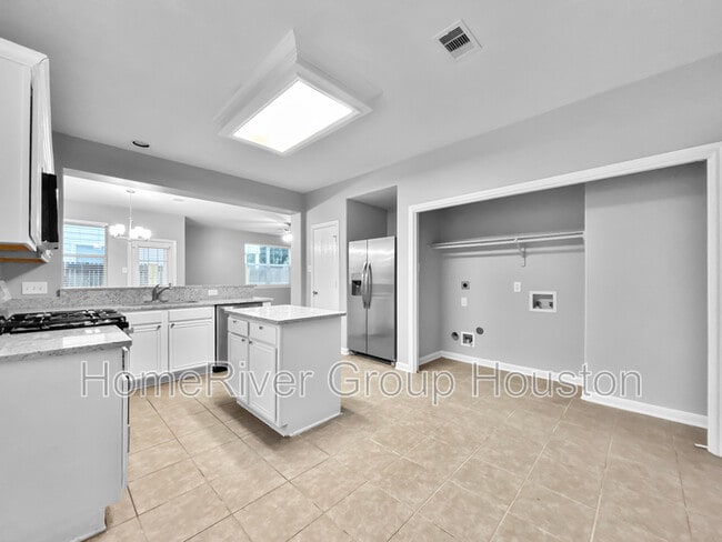 Building Photo - 835 Forest Ivy Ln