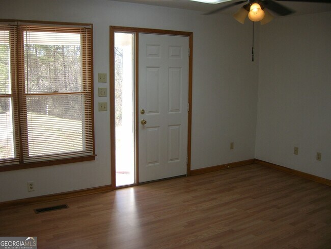 Foto del edificio - 159 Oak Lake Rd