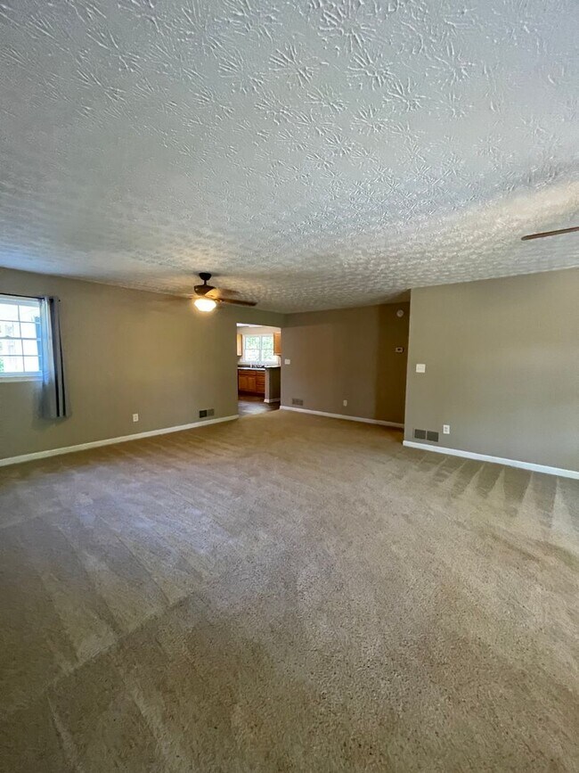 Foto del edificio - Updated 3 Bed/2 Bath Ranch on 5 BEAUTFUL A...
