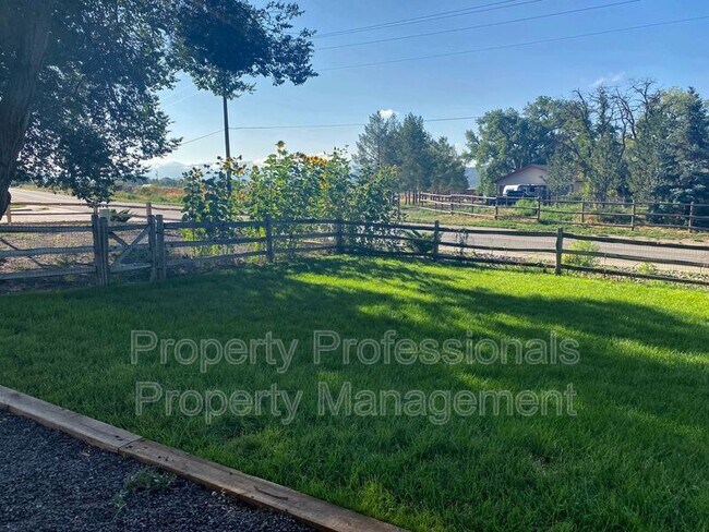 Building Photo - 1334 E 7th St