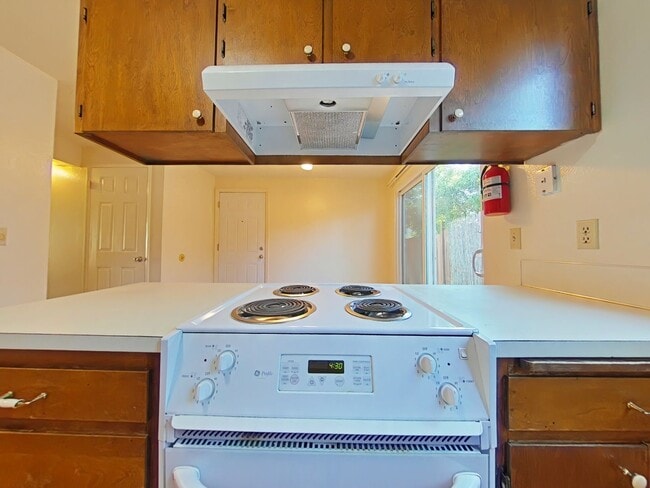 Building Photo - 2 Bedroom Duplex ~ Close to Campus