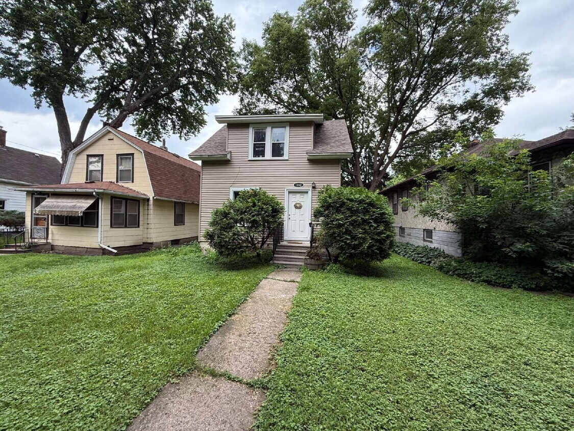 Primary Photo - Spacious 2 bedroom, 1 bath home in highly ...