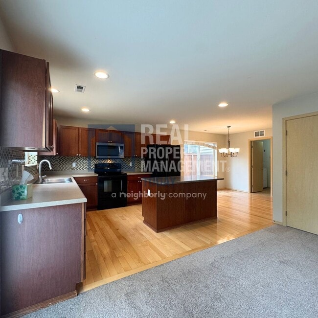 Building Photo - 3 Bedroom + Office Near Amenities!