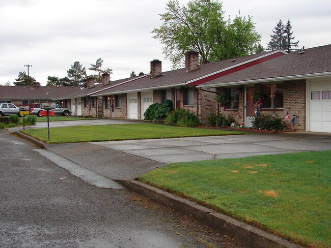 Building Photo - TWO BEDROOM DUPLEX ACROSS FROM PARK