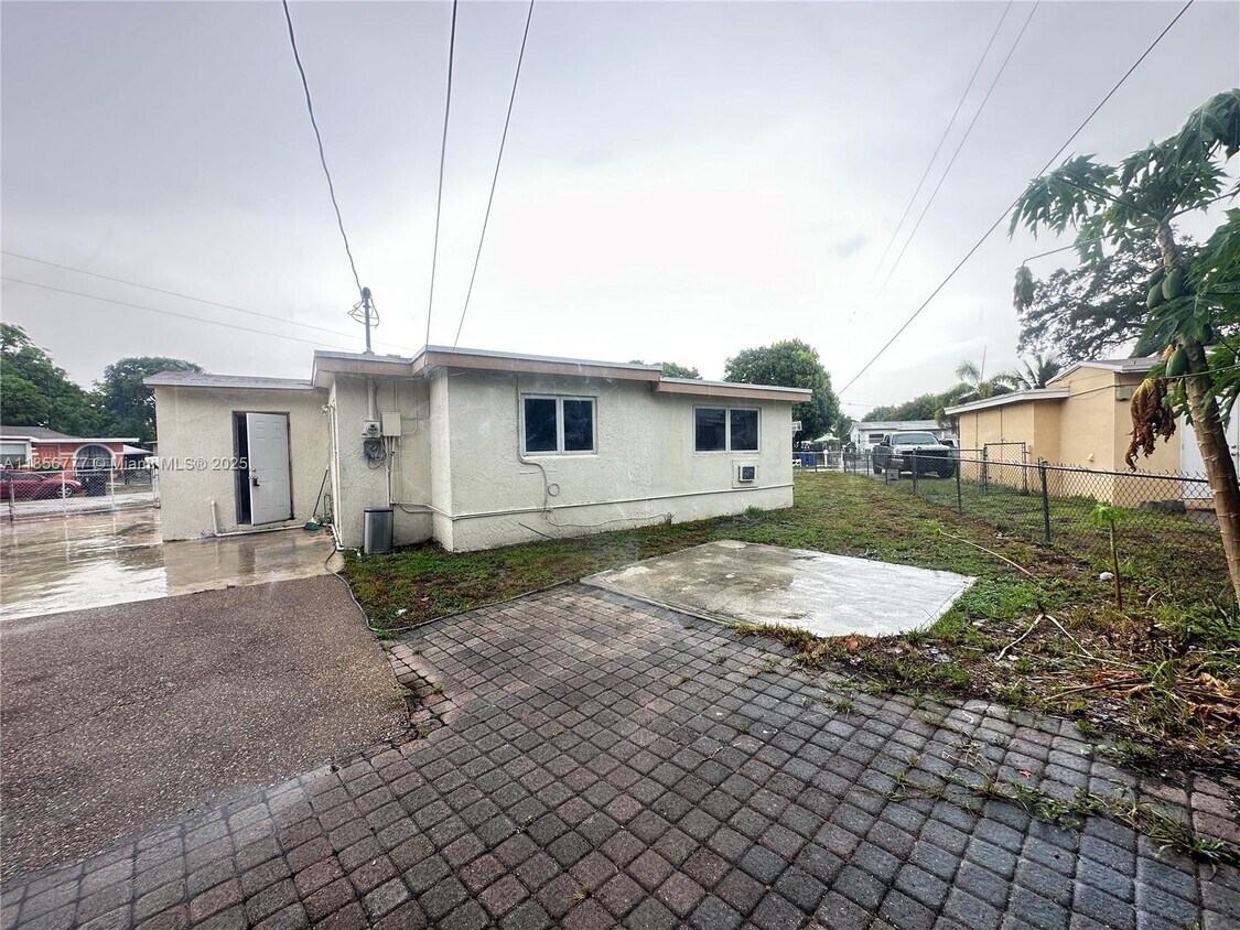 Primary Photo - 2348 NW 15th St