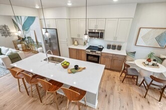 Building Photo - 13730 Manor Way
