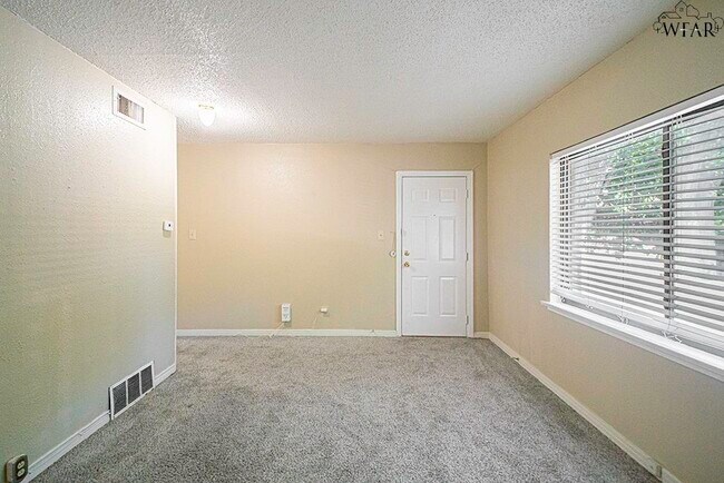 Building Photo - 2104 Virginia Dr
