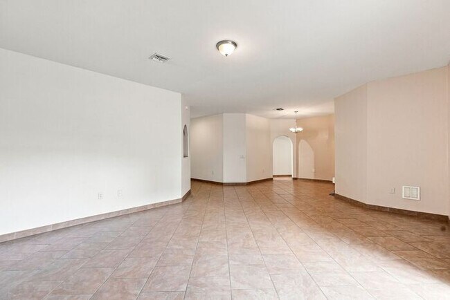 Foto del edificio - Spacious 3BR/2BA West Tucson Home | Open-Concept Living & Carpet-Free Interior