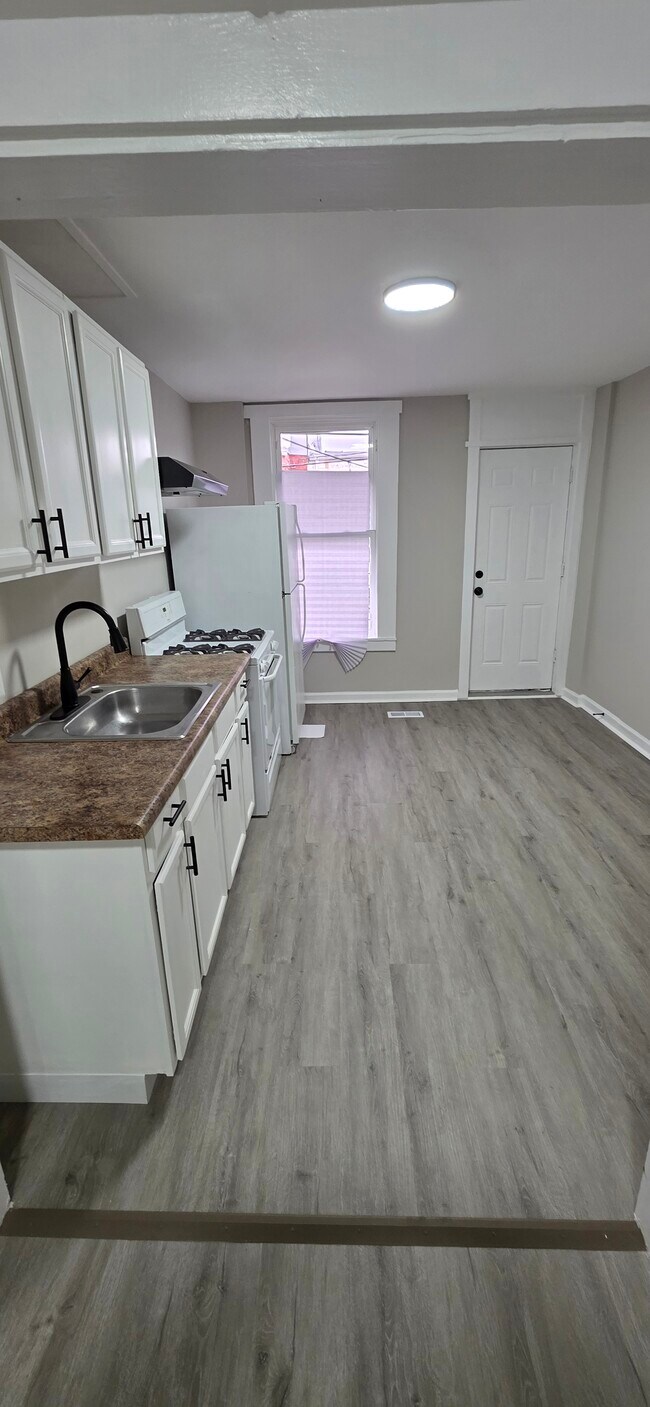 Building Photo - 502 N Curley St