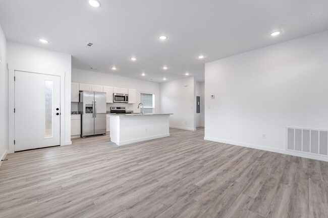 Building Photo - Modern 2-Bed, 2.5-Bath New Build in Bentonville