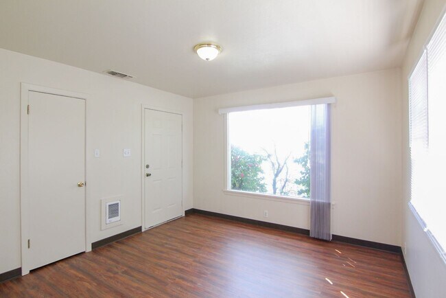 Foto del edificio - Duplex for Rent in Redding CA | Near Downtown, Laundry Hookups, Yard
