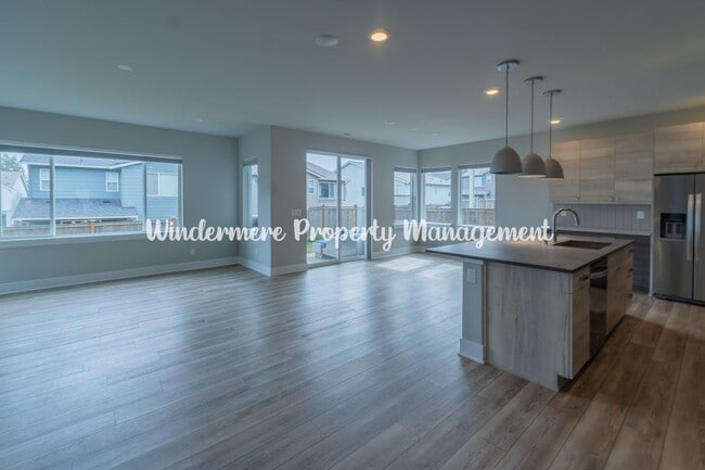 Foto del edificio - Stunning and spacious 5 bed in McCormick Village!