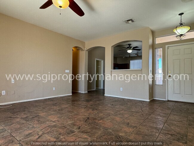 Building Photo - Stunning property with private pool