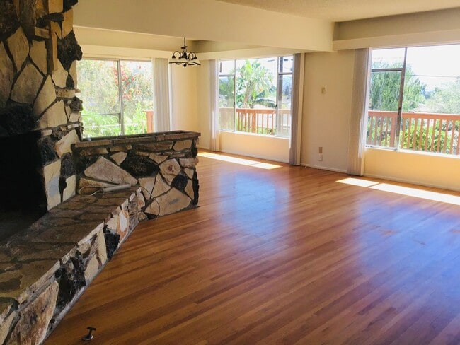 Building Photo - Camarillo Heights 3 Bedroom