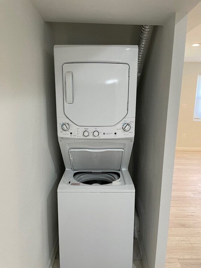 Lavadora y secadora - 1713 Montello Ave NE